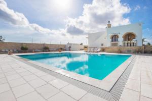 una piscina frente a una villa en Le Lantane - Luxury Rooms, en Alessano