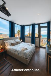 une chambre avec un lit et de grandes fenêtres dans l'établissement Marine Case Vacanze, à Palerme