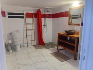 Ένα μπάνιο στο Logement cosy et chic