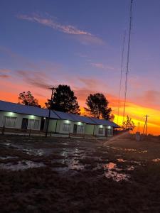 Η ανατολή ή δύση του ηλίου όπως φαίνεται από αυτή η παραθεριστική κατοικία ή από εκεί κοντά