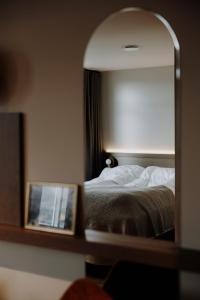 Postel nebo postele na pokoji v ubytování Bryggjan Boutique Hotel