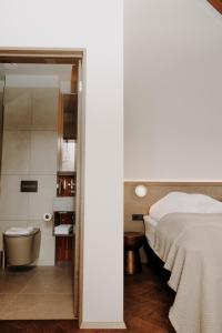 Postel nebo postele na pokoji v ubytování Bryggjan Boutique Hotel + 88 fotografií