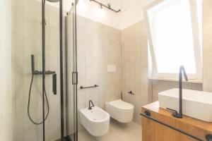 un bagno con doccia, WC e lavandino di Dimore di Matilde - Mare Fuori a Gallipoli