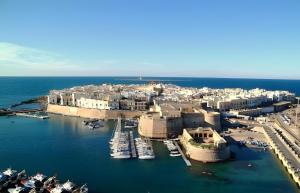 una vista aerea di una città con barche in acqua di Dimore di Matilde - Mare Fuori a Gallipoli