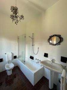 łazienka z wanną, toaletą i umywalką w obiekcie La Terrazza sul Ricetto Appartamento Guest w mieście Candelo