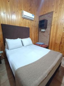 Ένα ή περισσότερα κρεβάτια σε δωμάτιο στο El Descanso Iguazú by DOT Cabana +55 φωτογραφίες