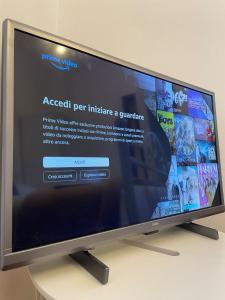 monitor komputerowy siedzący na stole w obiekcie La Terrazza sul Ricetto Appartamento Guest w mieście Candelo