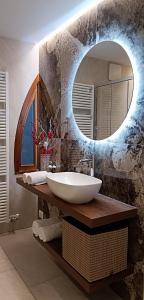 Ένα μπάνιο στο Dom City Apartments