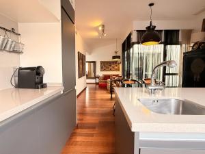 Kuchyň nebo kuchyňský kout v ubytování Ático en Plaza de la Constitución 3 bedrooms