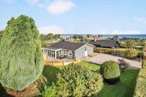 an aerial view of a house with a large tree at FY403-Asperup-Eskelundsvaenget-1 in Båring