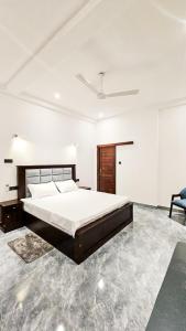 une chambre avec un grand lit et une chaise dans l'établissement Harmon Weligama, à Weligama 29 autres photos