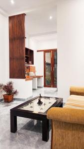 un salon avec une table basse et un canapé dans l'établissement Harmon Weligama, à Weligama