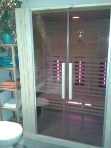 una doccia in vetro in un bagno con WC di Les Secrets du Chat a Clavier Altre 3 foto