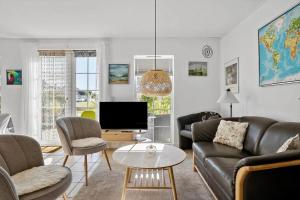 布罗FY400-Brenderup-Fyn-Strandgardsvej-233的客厅里有一张沙发和一台电视