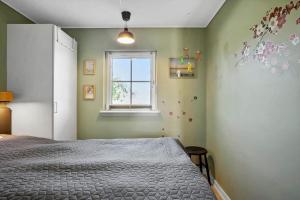 布罗FY400-Brenderup-Fyn-Strandgardsvej-233的一间卧室，里面有一张床和一扇窗户。