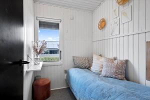 VoldbyにあるFY402-Asperup-Eskelundsvaenget-9の青いベッドと窓のある寝室