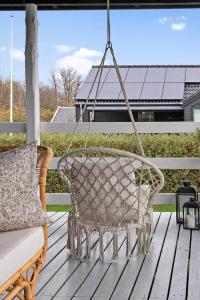 VoldbyにあるFY402-Asperup-Eskelundsvaenget-9のサンルームのあるポーチに置かれたスイングチェア +13枚の写真