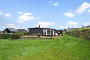 VoldbyにあるFY402-Asperup-Eskelundsvaenget-9の芝生の庭の小屋