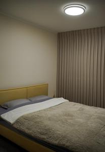 En eller flere senge i et værelse på VillageFamily