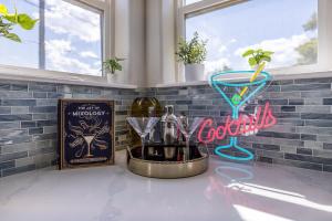 un bancone con un trofeo e un bicchiere da martini di Hot Tub w Mountain View a Westminster