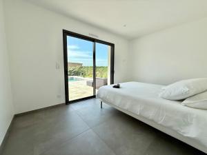 En eller flere senge i et værelse på Villa Aurora Piscine 7 personnes + 24 billeder