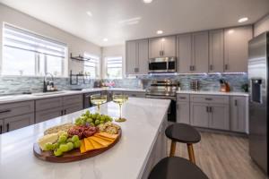 una cucina con un piatto di frutta e bicchieri di vino di Hot Tub w Mountain View a Westminster