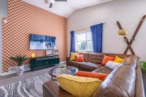 un soggiorno con un divano e un tavolo di Hot Tub w Mountain View a Westminster Altre 30 foto