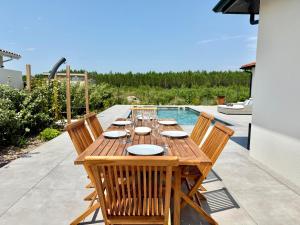 Swimmingpoolen hos eller tæt på Villa Aurora Piscine 7 personnes