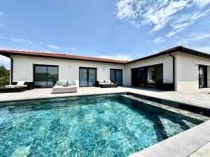 Swimmingpoolen hos eller tæt på Villa Aurora Piscine 7 personnes