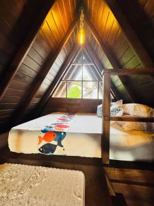 希克杜沃Soluna Cove Cabanas Hikkaduwa的阁楼上带窗户的房间的一张床位 更多30张照片