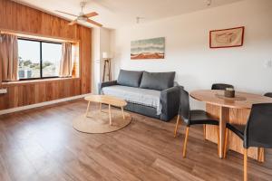 Colonia ChapadmalalDread Shack Nodo Norte 2 - Casa en Complejo Zona Santa Isabel, Chapa Para 4 PAX Con Parrilla - Hola Sur的客厅里有一张沙发和一张桌子。