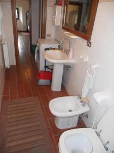 a bathroom with a toilet and a sink at Casale di montagna in Cansano