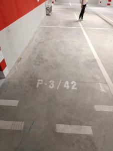 une personne faisant du skateboard dans un parking dans l'établissement Divna, à Banja Luka