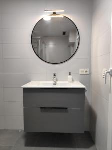 a bathroom with a sink and a mirror at SANTA EULALIA muy céntrico in Zamora