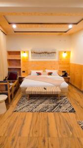 una camera da letto con due letti e una scrivania di Oakridge By The Aravali Story a Dhanaulti