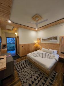 una camera da letto con un letto grande e una finestra di Oakridge By The Aravali Story a Dhanaulti