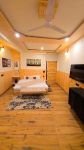 una camera con due letti in una stanza con un pianoforte di Oakridge By The Aravali Story a Dhanaulti