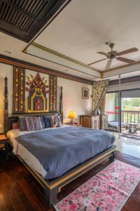 AoNang BeachFront 2BR Night market في شاطيء آونانغ: غرفة نوم بها سرير كبير في الغرفة +42 صورة