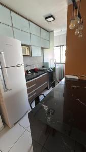 Η κουζίνα ή μικρή κουζίνα στο Apartamento na Praia da Ponta verde +1 φωτογραφίες