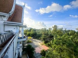 AoNang BeachFront 2BR Night market في شاطيء آونانغ: بلكونة مبنى مطلة على ساحة الفناء