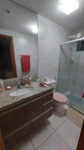 Ένα μπάνιο στο Apartamento na Praia da Ponta verde