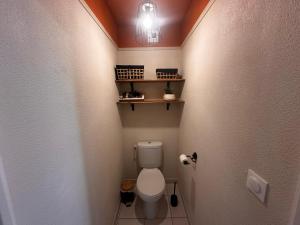 un piccolo bagno con un WC in una stanza di Le Calarius - place parking gratuit a Chauray