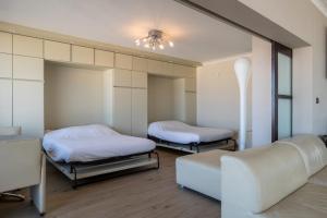 Voodi või voodid majutusasutuse BEL AIR HOLIDAY - Luxury seaside apartment with panoramic view and jacuzzi T16 toas