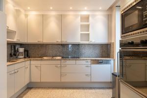 Köök või kööginurk majutusasutuses BEL AIR HOLIDAY - Luxury seaside apartment with panoramic view and jacuzzi T16