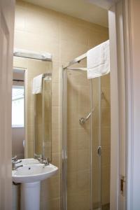 ein Badezimmer mit Waschbecken und Dusche in der Unterkunft Atlantic View Cottages in Doolin