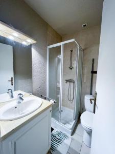 Un baño con ducha, lavabo e inodoro. en le 2 - Château - Ville, en Château-Chinon