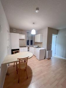 Una cocina con una mesa y sillas en una habitación. en le 2 - Château - Ville, en Château-Chinon