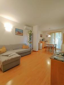 un salon avec un canapé et une table dans l'établissement Appartamento Le Nuvole da Davide e Romina, à Santarcangelo di Romagna