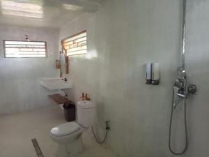 Yoba Surf Mentawai في Pulau Masokut: حمام مع دش ومرحاض ومغسلة +12 صورة
