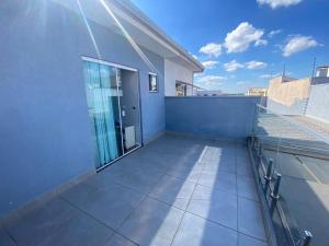 un balcon avec une porte vitrée sur un immeuble dans l'établissement Quarto Em Sobrado - Banheiro INDIVIDUAL, Garagem Coberta e TV com streamings, à Campo Mourão